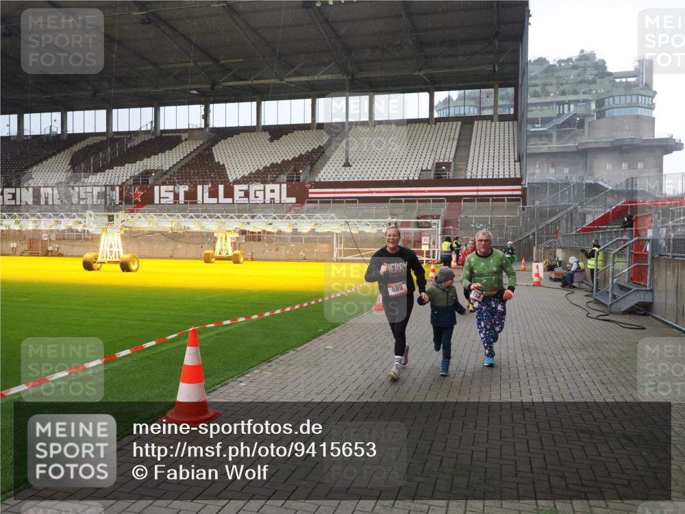 07.12.2025 - St. Pauli X-Mass-Run No. 15 Fabian Wolf http://msf.ph/oto/9415653 07.12.2025 11:05:08 Ziel 117, 128, 200, 201, 889, 1152, 1212, 1411, 1630 meine-sportfotos.de