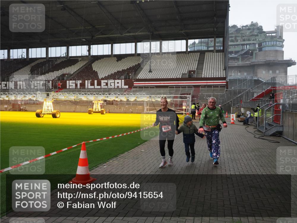 07.12.2025 - St. Pauli X-Mass-Run No. 15 Fabian Wolf http://msf.ph/oto/9415654 07.12.2025 11:05:08 Ziel 117, 128, 200, 201, 889, 1152, 1212, 1411, 1630 meine-sportfotos.de
