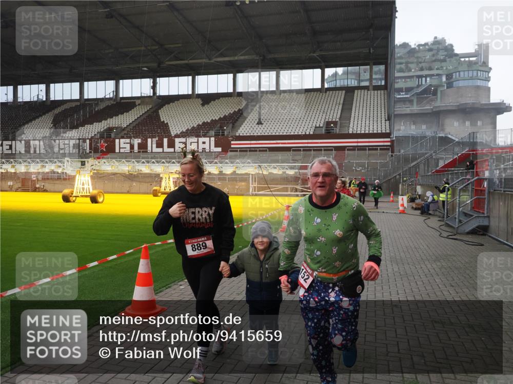 07.12.2025 - St. Pauli X-Mass-Run No. 15 Fabian Wolf http://msf.ph/oto/9415659 07.12.2025 11:05:09 Ziel 117, 128, 200, 201, 889, 1152, 1630 meine-sportfotos.de