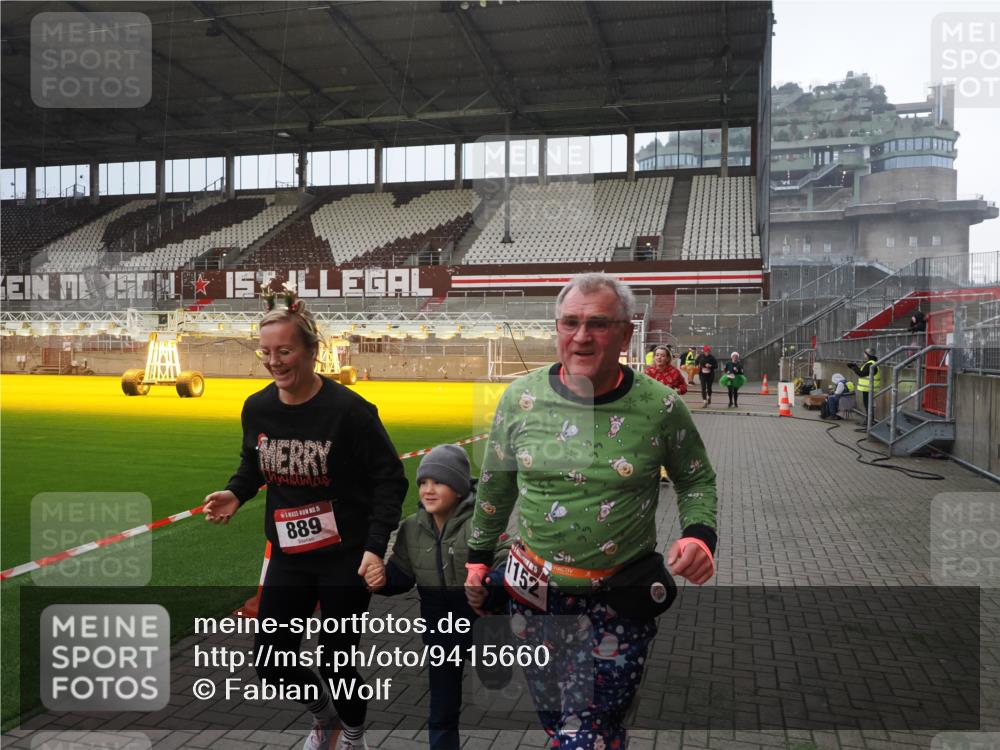 07.12.2025 - St. Pauli X-Mass-Run No. 15 Fabian Wolf http://msf.ph/oto/9415660 07.12.2025 11:05:09 Ziel 117, 128, 200, 201, 889, 1152, 1630 meine-sportfotos.de