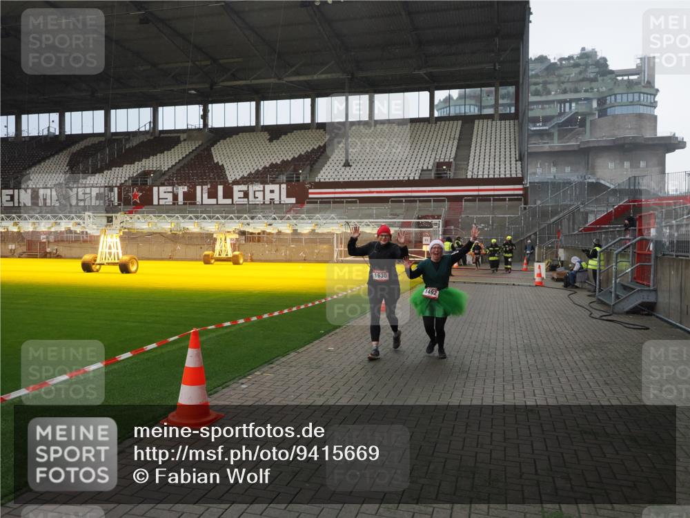 07.12.2025 - St. Pauli X-Mass-Run No. 15 Fabian Wolf http://msf.ph/oto/9415669 07.12.2025 11:05:16 Ziel 200, 201, 889, 1152, 1492, 1630 meine-sportfotos.de
