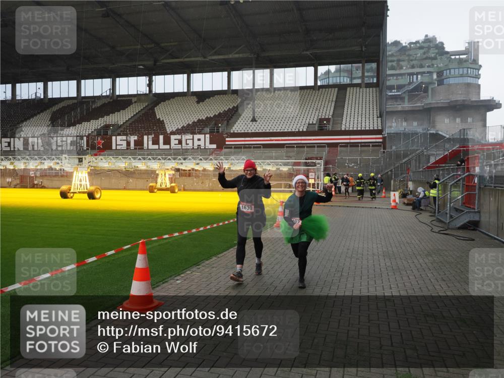 07.12.2025 - St. Pauli X-Mass-Run No. 15 Fabian Wolf http://msf.ph/oto/9415672 07.12.2025 11:05:16 Ziel 200, 201, 889, 1152, 1492, 1630 meine-sportfotos.de