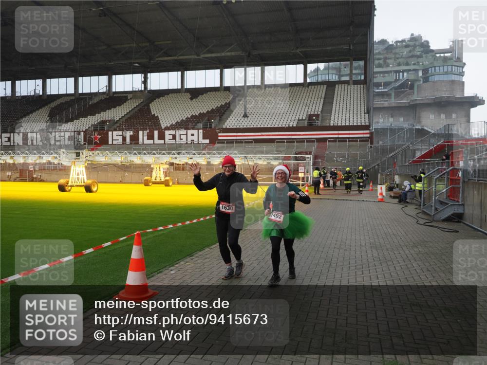 07.12.2025 - St. Pauli X-Mass-Run No. 15 Fabian Wolf http://msf.ph/oto/9415673 07.12.2025 11:05:16 Ziel 200, 201, 889, 1152, 1492, 1630 meine-sportfotos.de