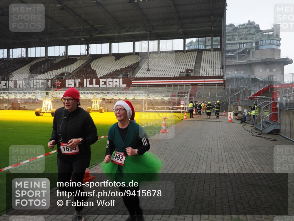 07.12.2025 - St. Pauli X-Mass-Run No. 15 Fabian Wolf http://msf.ph/oto/9415678 07.12.2025 11:05:17 Ziel 200, 201, 434, 889, 1152, 1492, 1600, 1630 meine-sportfotos.de