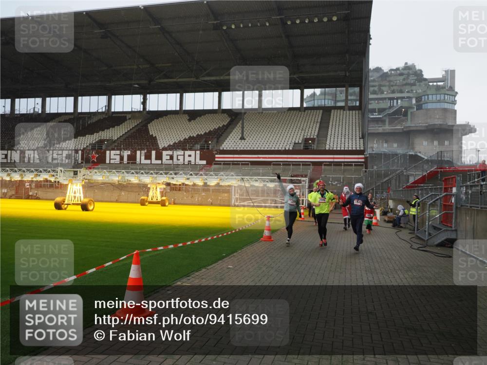 07.12.2025 - St. Pauli X-Mass-Run No. 15 Fabian Wolf http://msf.ph/oto/9415699 07.12.2025 11:05:35 Ziel 199, 434, 831, 1046, 1049, 1311, 1600, 1840, 1841, 2006, 2884 meine-sportfotos.de