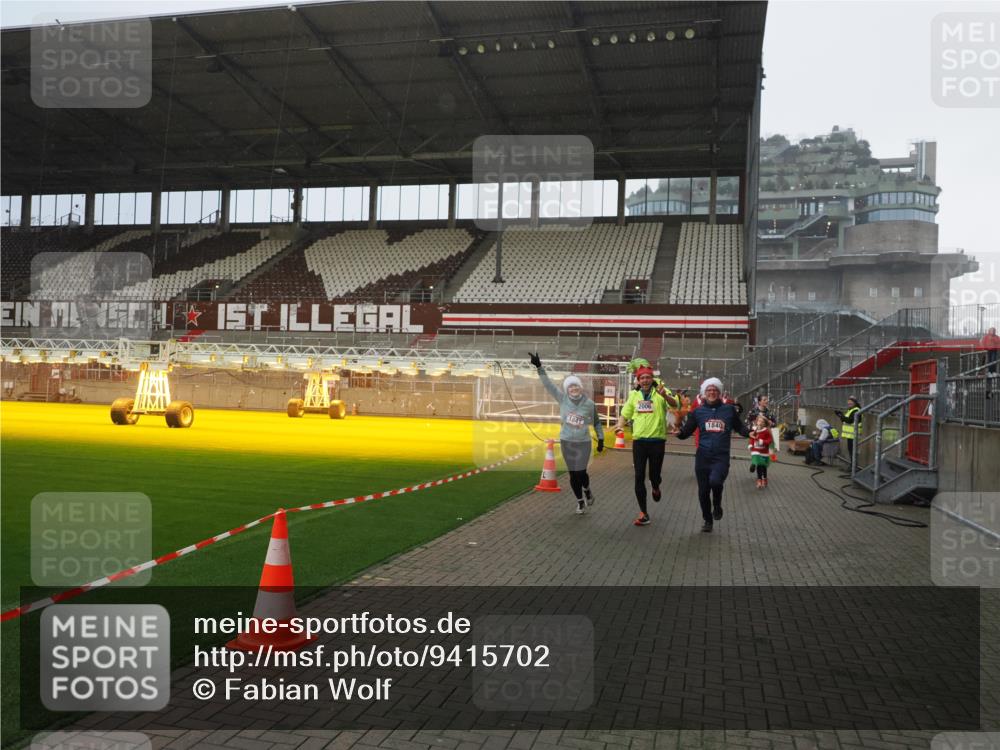 07.12.2025 - St. Pauli X-Mass-Run No. 15 Fabian Wolf http://msf.ph/oto/9415702 07.12.2025 11:05:36 Ziel 199, 434, 831, 1046, 1049, 1311, 1600, 1840, 1841, 2006, 2884 meine-sportfotos.de