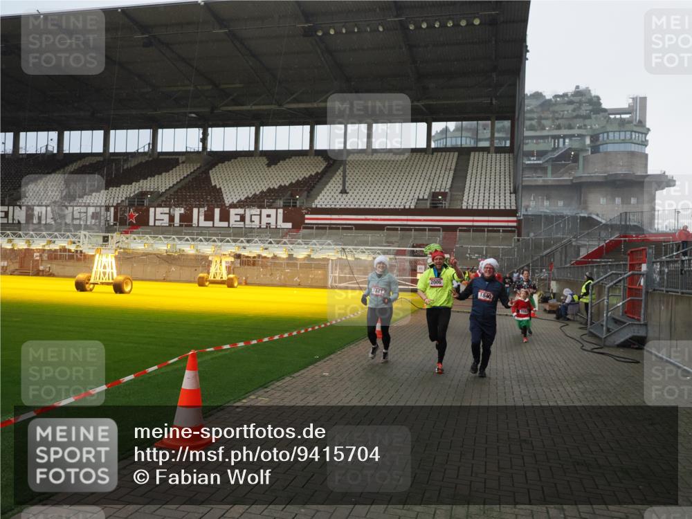 07.12.2025 - St. Pauli X-Mass-Run No. 15 Fabian Wolf http://msf.ph/oto/9415704 07.12.2025 11:05:36 Ziel 199, 434, 831, 1046, 1049, 1311, 1600, 1840, 1841, 2006, 2884 meine-sportfotos.de