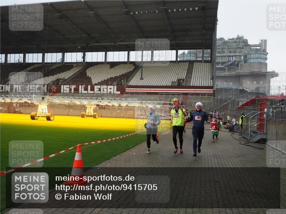 07.12.2025 - St. Pauli X-Mass-Run No. 15 Fabian Wolf http://msf.ph/oto/9415705 07.12.2025 11:05:36 Ziel 199, 434, 831, 1046, 1049, 1311, 1600, 1840, 1841, 2006, 2884 meine-sportfotos.de