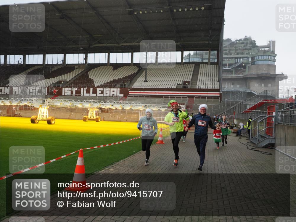 07.12.2025 - St. Pauli X-Mass-Run No. 15 Fabian Wolf http://msf.ph/oto/9415707 07.12.2025 11:05:37 Ziel 199, 434, 831, 1046, 1049, 1311, 1600, 1840, 1841, 2006, 2884 meine-sportfotos.de
