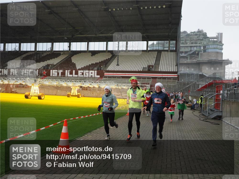 07.12.2025 - St. Pauli X-Mass-Run No. 15 Fabian Wolf http://msf.ph/oto/9415709 07.12.2025 11:05:37 Ziel 199, 434, 831, 1046, 1049, 1311, 1600, 1840, 1841, 2006, 2884 meine-sportfotos.de