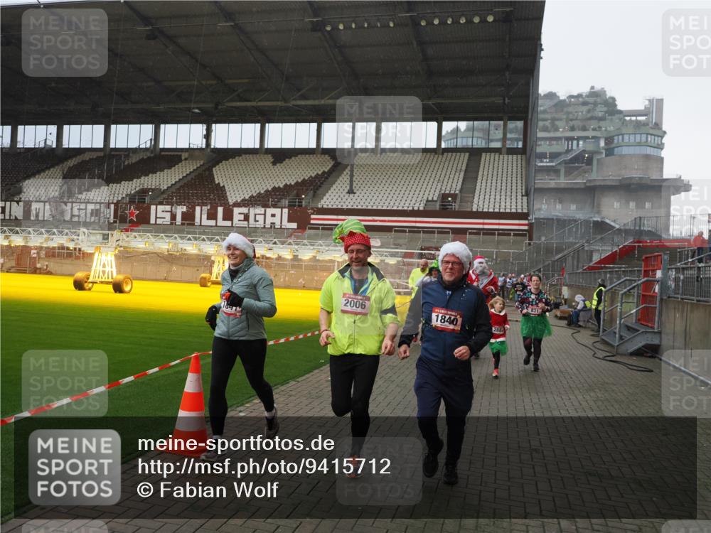 07.12.2025 - St. Pauli X-Mass-Run No. 15 Fabian Wolf http://msf.ph/oto/9415712 07.12.2025 11:05:38 Ziel 199, 831, 1046, 1049, 1311, 1840, 1841, 2006, 2884 meine-sportfotos.de
