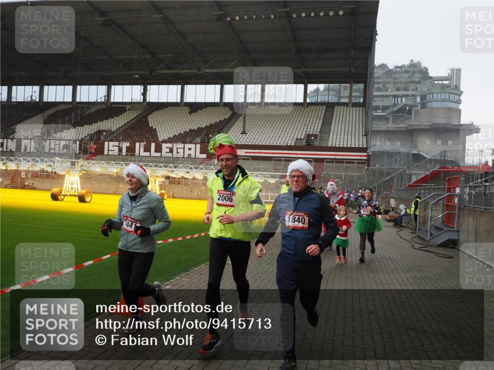 07.12.2025 - St. Pauli X-Mass-Run No. 15 Fabian Wolf http://msf.ph/oto/9415713 07.12.2025 11:05:38 Ziel 199, 831, 1046, 1049, 1311, 1840, 1841, 2006, 2884 meine-sportfotos.de