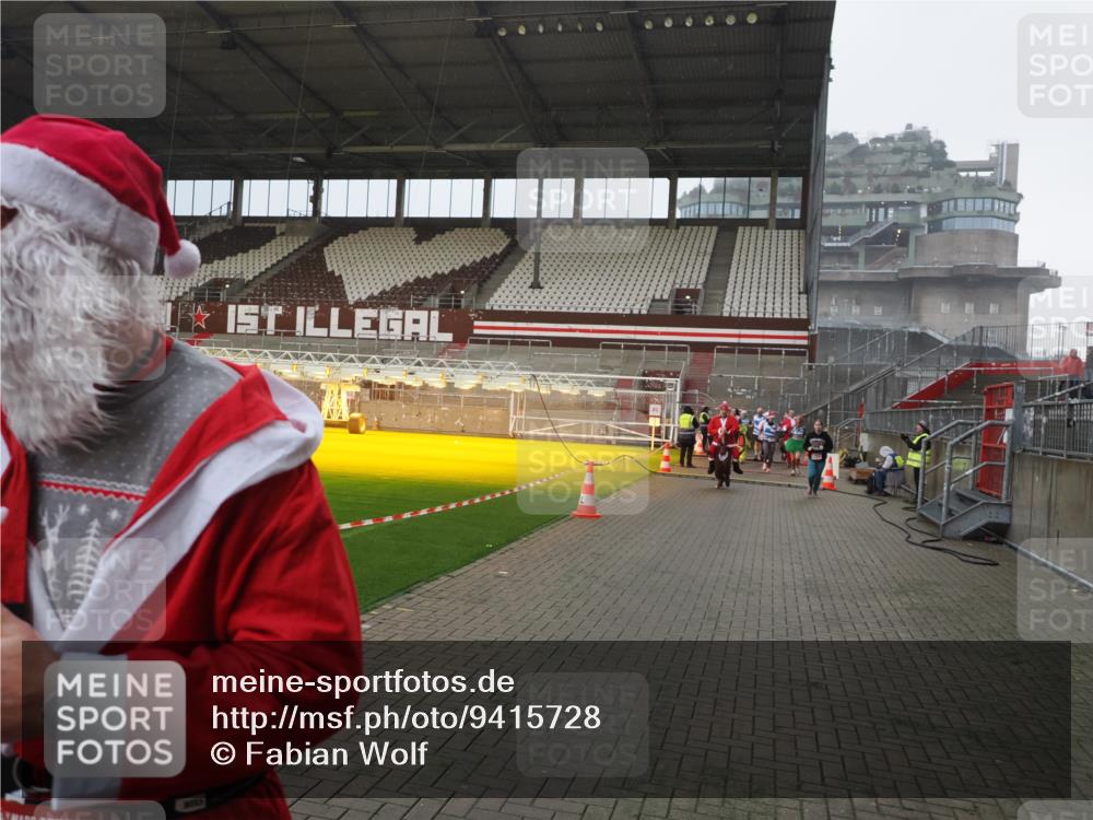 07.12.2025 - St. Pauli X-Mass-Run No. 15 Fabian Wolf http://msf.ph/oto/9415728 07.12.2025 11:05:42 Ziel 199, 831, 924, 925, 932, 1046, 1049, 1092, 1196, 1840, 1841, 2006, 2254, 2884 meine-sportfotos.de