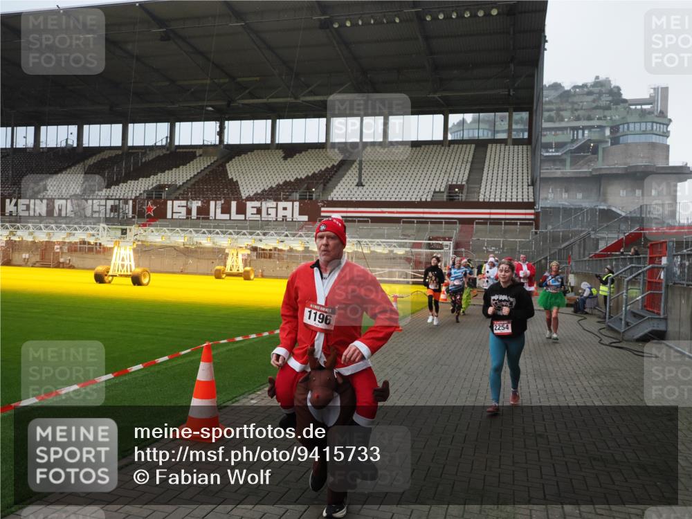 07.12.2025 - St. Pauli X-Mass-Run No. 15 Fabian Wolf http://msf.ph/oto/9415733 07.12.2025 11:05:47 Ziel 199, 831, 924, 925, 927, 929, 932, 973, 1046, 1049, 1092, 1196, 1208, 1428, 1432, 1840, 1841, 2006, 2254, 2884, 3272, 3278 meine-sportfotos.de