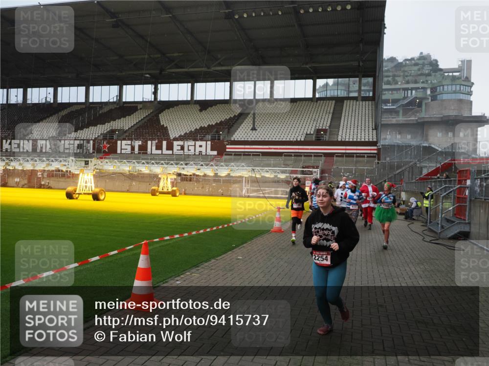 07.12.2025 - St. Pauli X-Mass-Run No. 15 Fabian Wolf http://msf.ph/oto/9415737 07.12.2025 11:05:48 Ziel 199, 831, 924, 925, 927, 929, 932, 973, 1046, 1049, 1092, 1196, 1208, 1428, 1432, 1840, 1841, 2006, 2254, 2884, 3272, 3278 meine-sportfotos.de