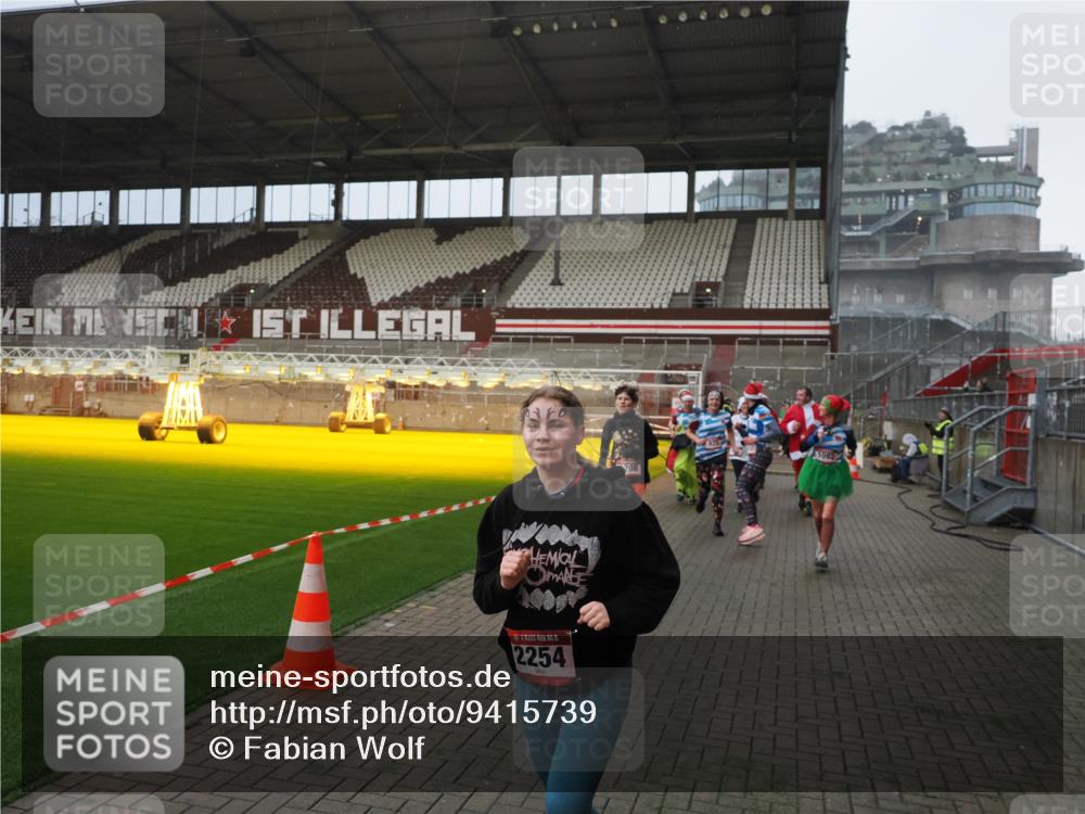 07.12.2025 - St. Pauli X-Mass-Run No. 15 Fabian Wolf http://msf.ph/oto/9415739 07.12.2025 11:05:48 Ziel 199, 831, 924, 925, 927, 929, 932, 973, 1046, 1049, 1092, 1196, 1208, 1428, 1432, 1840, 1841, 2006, 2254, 2884, 3272, 3278 meine-sportfotos.de