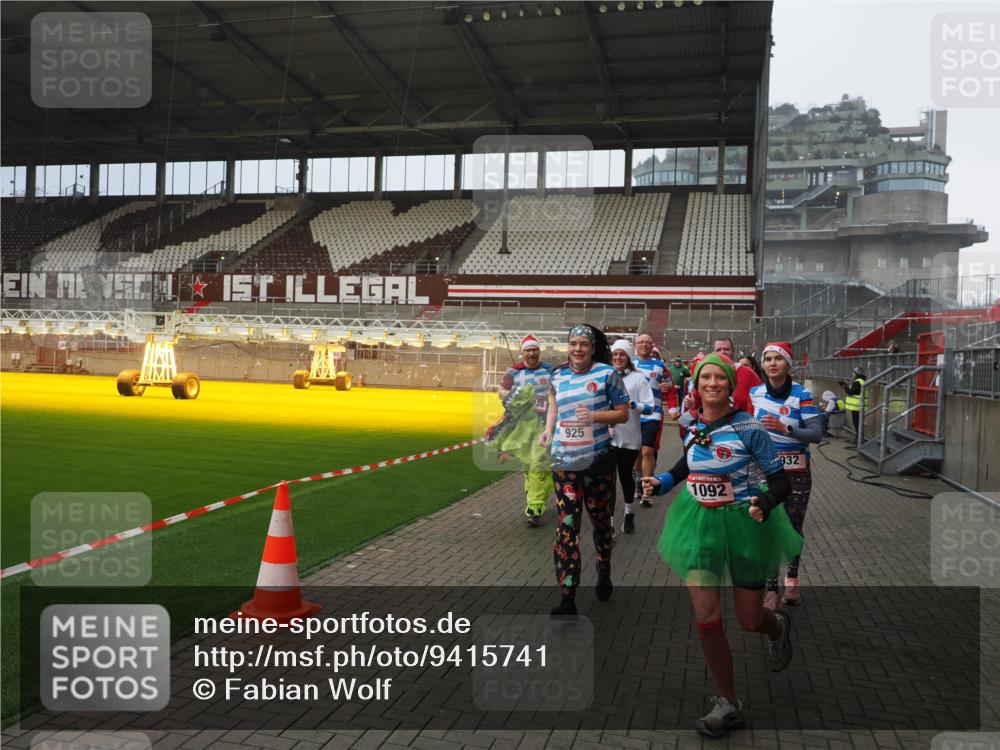 07.12.2025 - St. Pauli X-Mass-Run No. 15 Fabian Wolf http://msf.ph/oto/9415741 07.12.2025 11:05:51 Ziel 199, 298, 300, 659, 831, 924, 925, 927, 929, 932, 973, 1046, 1049, 1092, 1196, 1208, 1428, 1432, 1608, 2254, 2884, 3272, 3278 meine-sportfotos.de