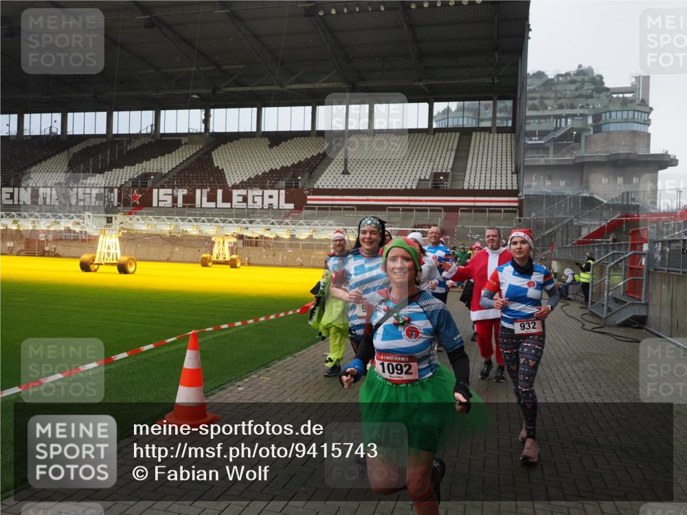 07.12.2025 - St. Pauli X-Mass-Run No. 15 Fabian Wolf http://msf.ph/oto/9415743 07.12.2025 11:05:51 Ziel 199, 298, 300, 659, 831, 924, 925, 927, 929, 932, 973, 1046, 1049, 1092, 1196, 1208, 1428, 1432, 1608, 2254, 2884, 3272, 3278 meine-sportfotos.de