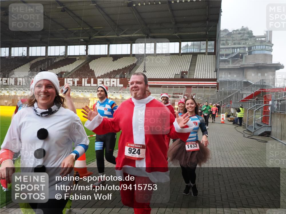 07.12.2025 - St. Pauli X-Mass-Run No. 15 Fabian Wolf http://msf.ph/oto/9415753 07.12.2025 11:05:53 Ziel 298, 300, 659, 831, 924, 925, 927, 929, 932, 973, 1092, 1196, 1208, 1428, 1432, 1608, 2254, 3272, 3278 meine-sportfotos.de