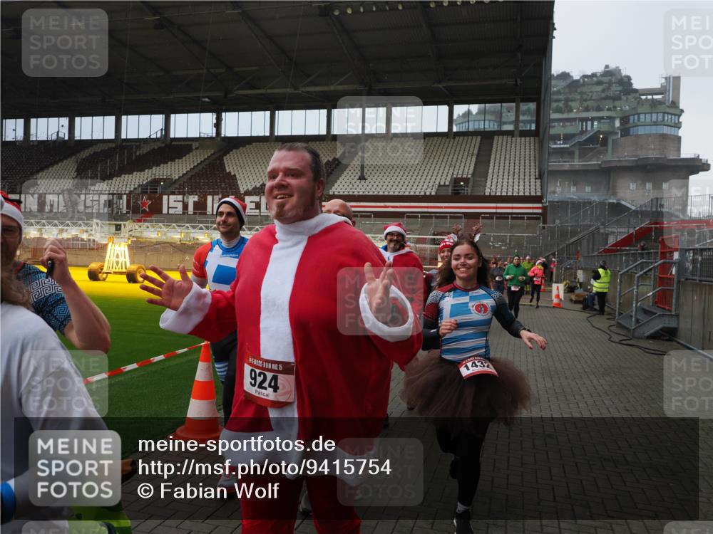 07.12.2025 - St. Pauli X-Mass-Run No. 15 Fabian Wolf http://msf.ph/oto/9415754 07.12.2025 11:05:54 Ziel 92, 298, 300, 659, 924, 925, 927, 929, 932, 973, 1025, 1092, 1196, 1208, 1428, 1432, 1608, 2254, 3272, 3278 meine-sportfotos.de