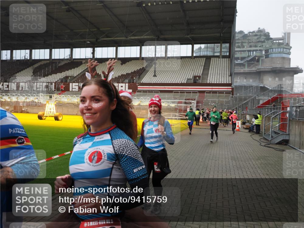 07.12.2025 - St. Pauli X-Mass-Run No. 15 Fabian Wolf http://msf.ph/oto/9415759 07.12.2025 11:05:55 Ziel 92, 298, 300, 659, 693, 924, 925, 927, 929, 932, 973, 1024, 1025, 1092, 1196, 1208, 1428, 1432, 1608, 1648, 2254, 3272, 3278 meine-sportfotos.de