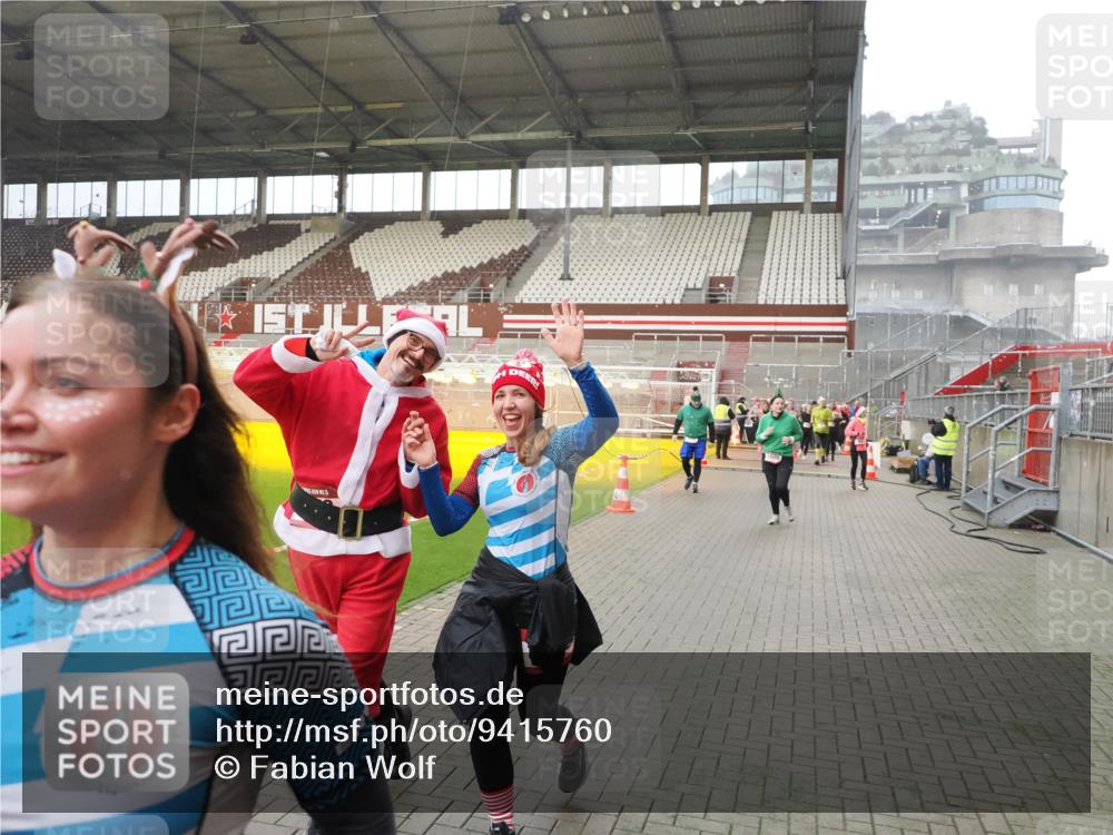 07.12.2025 - St. Pauli X-Mass-Run No. 15 Fabian Wolf http://msf.ph/oto/9415760 07.12.2025 11:05:55 Ziel 92, 298, 300, 659, 693, 924, 925, 927, 929, 932, 973, 1024, 1025, 1092, 1196, 1208, 1428, 1432, 1608, 1648, 2254, 3272, 3278 meine-sportfotos.de