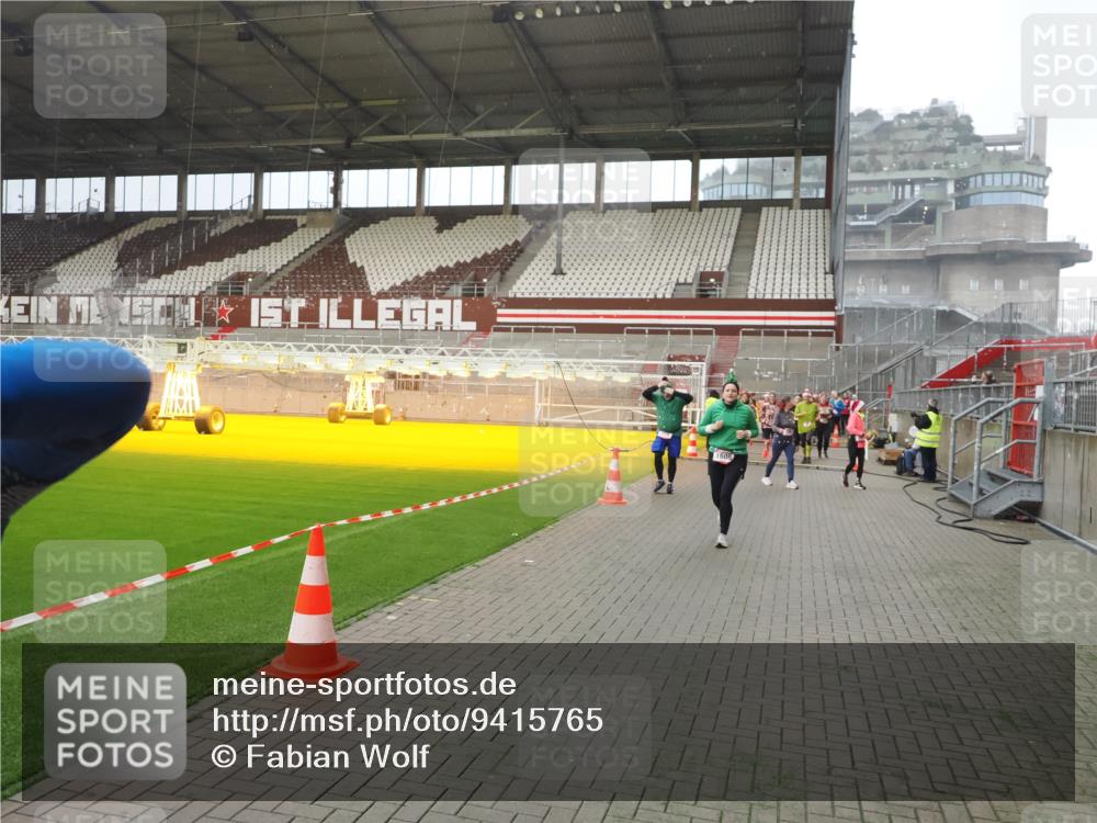 07.12.2025 - St. Pauli X-Mass-Run No. 15 Fabian Wolf http://msf.ph/oto/9415765 07.12.2025 11:05:56 Ziel 92, 298, 300, 659, 693, 924, 925, 927, 929, 932, 973, 1024, 1025, 1092, 1196, 1208, 1428, 1432, 1608, 1648, 2254, 3272, 3278 meine-sportfotos.de