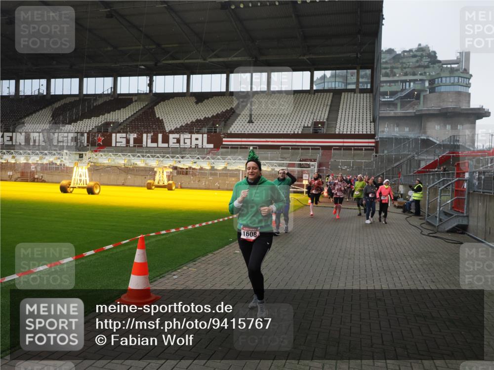 07.12.2025 - St. Pauli X-Mass-Run No. 15 Fabian Wolf http://msf.ph/oto/9415767 07.12.2025 11:05:58 Ziel 92, 298, 300, 659, 693, 854, 858, 878, 920, 924, 925, 927, 929, 932, 944, 973, 1024, 1025, 1092, 1196, 1208, 1428, 1432, 1608, 1648, 2243, 2245, 2254, 3272, 3278 meine-sportfotos.de