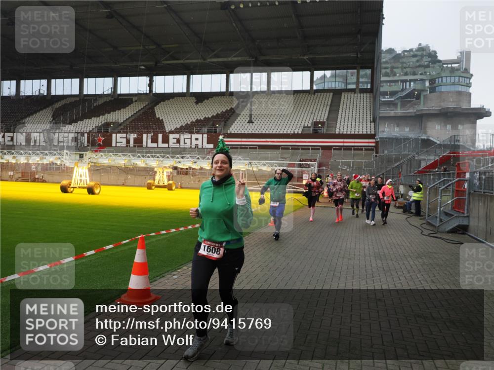 07.12.2025 - St. Pauli X-Mass-Run No. 15 Fabian Wolf http://msf.ph/oto/9415769 07.12.2025 11:05:58 Ziel 92, 298, 300, 659, 693, 854, 858, 878, 920, 924, 925, 927, 929, 932, 944, 973, 1024, 1025, 1092, 1196, 1208, 1428, 1432, 1608, 1648, 2243, 2245, 2254, 3272, 3278 meine-sportfotos.de