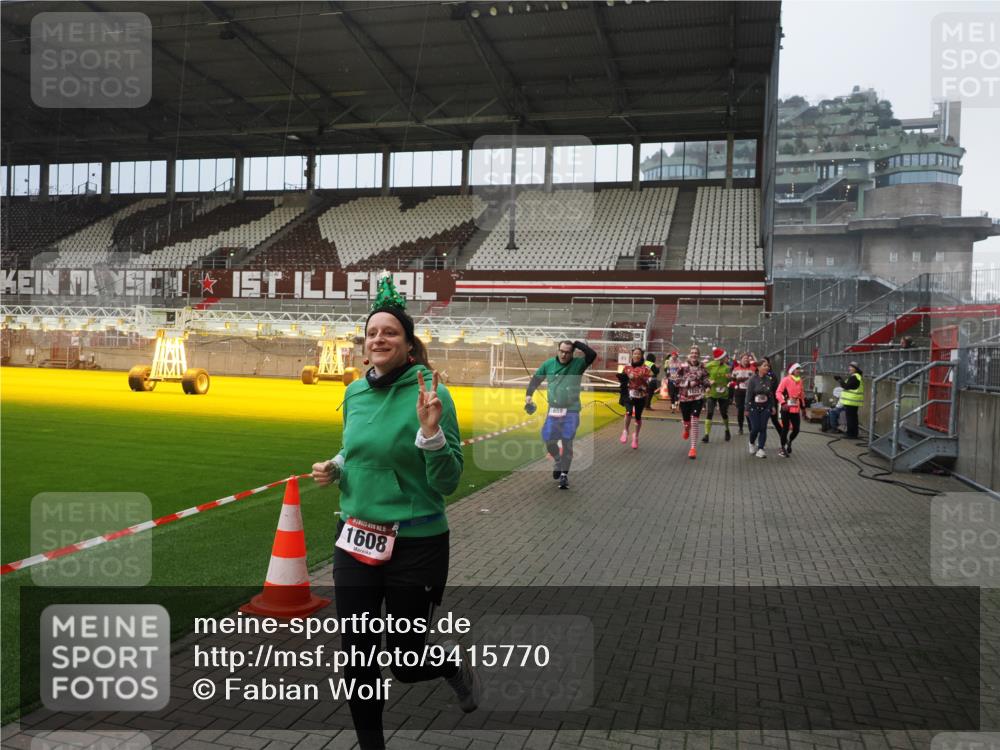 07.12.2025 - St. Pauli X-Mass-Run No. 15 Fabian Wolf http://msf.ph/oto/9415770 07.12.2025 11:05:58 Ziel 92, 298, 300, 659, 693, 854, 858, 878, 920, 924, 925, 927, 929, 932, 944, 973, 1024, 1025, 1092, 1196, 1208, 1428, 1432, 1608, 1648, 2243, 2245, 2254, 3272, 3278 meine-sportfotos.de
