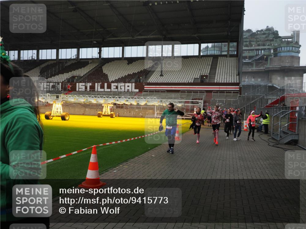 07.12.2025 - St. Pauli X-Mass-Run No. 15 Fabian Wolf http://msf.ph/oto/9415773 07.12.2025 11:05:59 Ziel 92, 298, 300, 659, 693, 854, 858, 878, 920, 924, 925, 927, 929, 932, 944, 973, 1024, 1025, 1092, 1196, 1208, 1428, 1429, 1430, 1432, 1608, 1648, 2243, 2245, 2254, 3272, 3278, 4583, 4585, 4587 meine-sportfotos.de