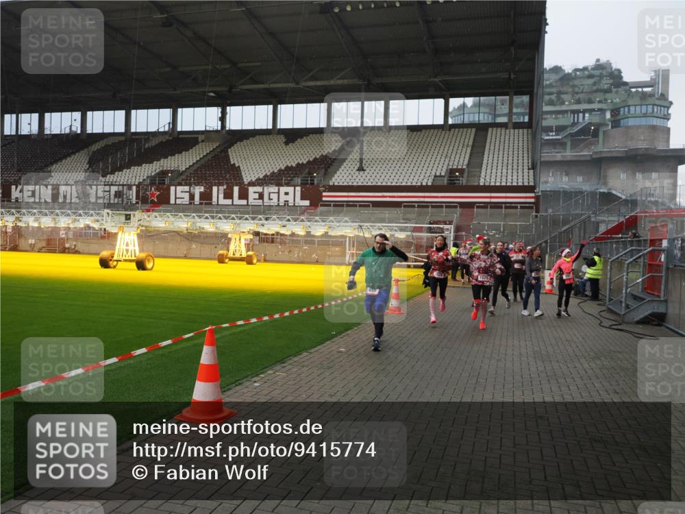 07.12.2025 - St. Pauli X-Mass-Run No. 15 Fabian Wolf http://msf.ph/oto/9415774 07.12.2025 11:05:59 Ziel 92, 298, 300, 659, 693, 854, 858, 878, 920, 924, 925, 927, 929, 932, 944, 973, 1024, 1025, 1092, 1196, 1208, 1428, 1429, 1430, 1432, 1608, 1648, 2243, 2245, 2254, 3272, 3278, 4583, 4585, 4587 meine-sportfotos.de
