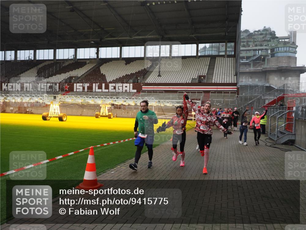 07.12.2025 - St. Pauli X-Mass-Run No. 15 Fabian Wolf http://msf.ph/oto/9415775 07.12.2025 11:06:00 Ziel 92, 298, 300, 659, 693, 854, 858, 878, 920, 924, 925, 927, 929, 932, 944, 973, 1024, 1025, 1092, 1208, 1223, 1229, 1428, 1429, 1430, 1432, 1608, 1648, 2243, 2245, 3272, 3278, 4583, 4585, 4587 meine-sportfotos.de
