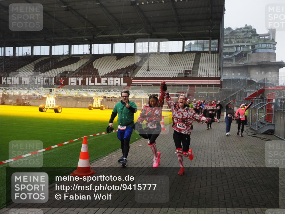 07.12.2025 - St. Pauli X-Mass-Run No. 15 Fabian Wolf http://msf.ph/oto/9415777 07.12.2025 11:06:01 Ziel 92, 298, 300, 402, 403, 659, 693, 854, 858, 878, 920, 924, 925, 927, 929, 932, 944, 973, 1024, 1025, 1092, 1208, 1223, 1229, 1428, 1429, 1430, 1432, 1608, 1648, 2243, 2245, 3272, 3278, 4583, 4585, 4587 meine-sportfotos.de