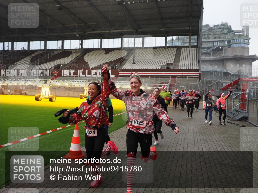 07.12.2025 - St. Pauli X-Mass-Run No. 15 Fabian Wolf http://msf.ph/oto/9415780 07.12.2025 11:06:01 Ziel 92, 298, 300, 402, 403, 659, 693, 854, 858, 878, 920, 924, 925, 927, 929, 932, 944, 973, 1024, 1025, 1092, 1208, 1223, 1229, 1428, 1429, 1430, 1432, 1608, 1648, 2243, 2245, 3272, 3278, 4583, 4585, 4587 meine-sportfotos.de