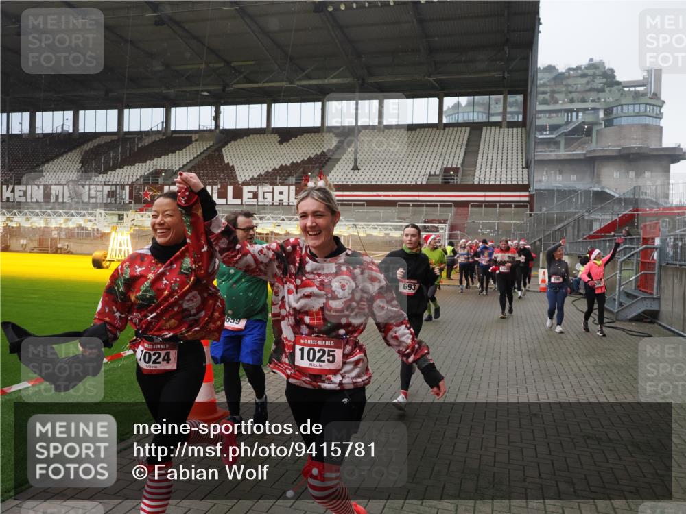 07.12.2025 - St. Pauli X-Mass-Run No. 15 Fabian Wolf http://msf.ph/oto/9415781 07.12.2025 11:06:02 Ziel 92, 298, 300, 402, 403, 659, 693, 854, 858, 878, 920, 924, 925, 927, 929, 944, 973, 1024, 1025, 1208, 1223, 1229, 1287, 1428, 1429, 1430, 1432, 1608, 1648, 2243, 2245, 3272, 3278, 4579, 4581, 4583, 4585, 4587 meine-sportfotos.de