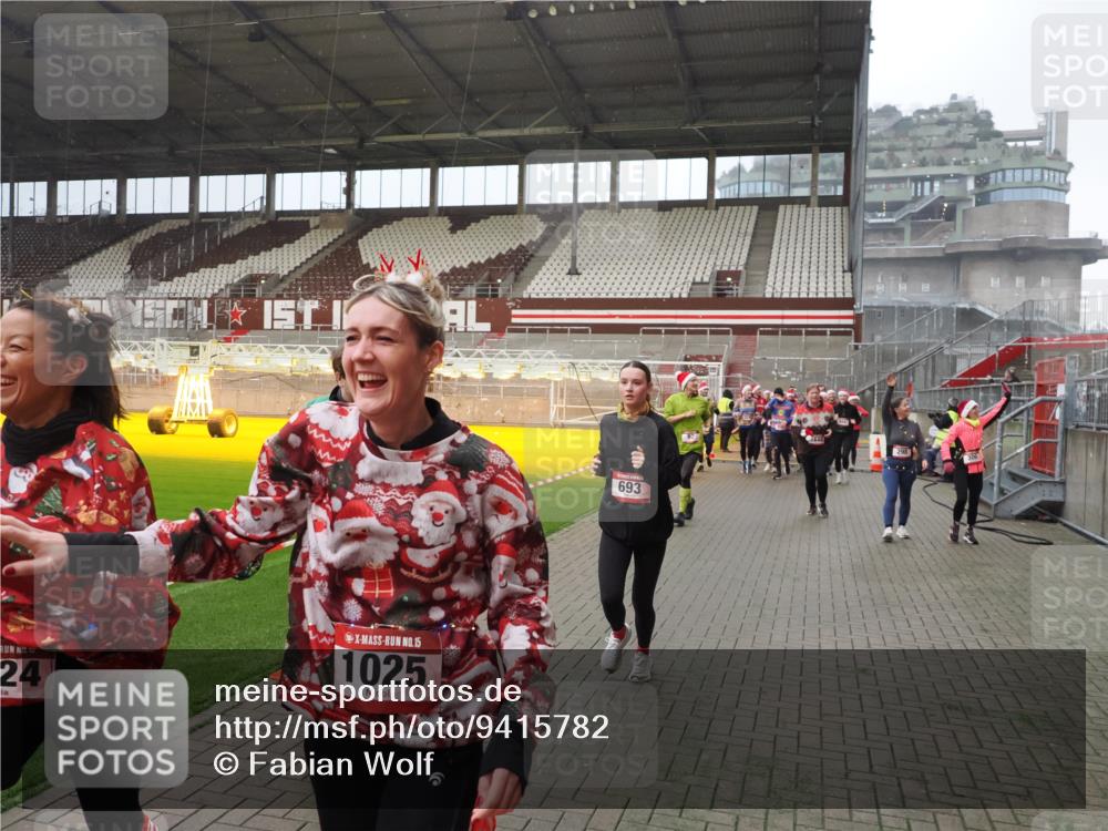 07.12.2025 - St. Pauli X-Mass-Run No. 15 Fabian Wolf http://msf.ph/oto/9415782 07.12.2025 11:06:02 Ziel 92, 298, 300, 402, 403, 659, 693, 854, 858, 878, 920, 924, 925, 927, 929, 944, 973, 1024, 1025, 1208, 1223, 1229, 1287, 1428, 1429, 1430, 1432, 1608, 1648, 2243, 2245, 3272, 3278, 4579, 4581, 4583, 4585, 4587 meine-sportfotos.de
