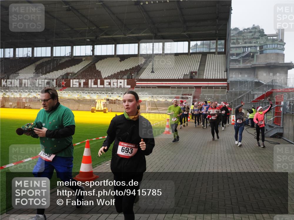 07.12.2025 - St. Pauli X-Mass-Run No. 15 Fabian Wolf http://msf.ph/oto/9415785 07.12.2025 11:06:02 Ziel 92, 298, 300, 402, 403, 659, 693, 854, 858, 878, 920, 924, 925, 927, 929, 944, 973, 1024, 1025, 1208, 1223, 1229, 1287, 1428, 1429, 1430, 1432, 1608, 1648, 2243, 2245, 3272, 3278, 4579, 4581, 4583, 4585, 4587 meine-sportfotos.de