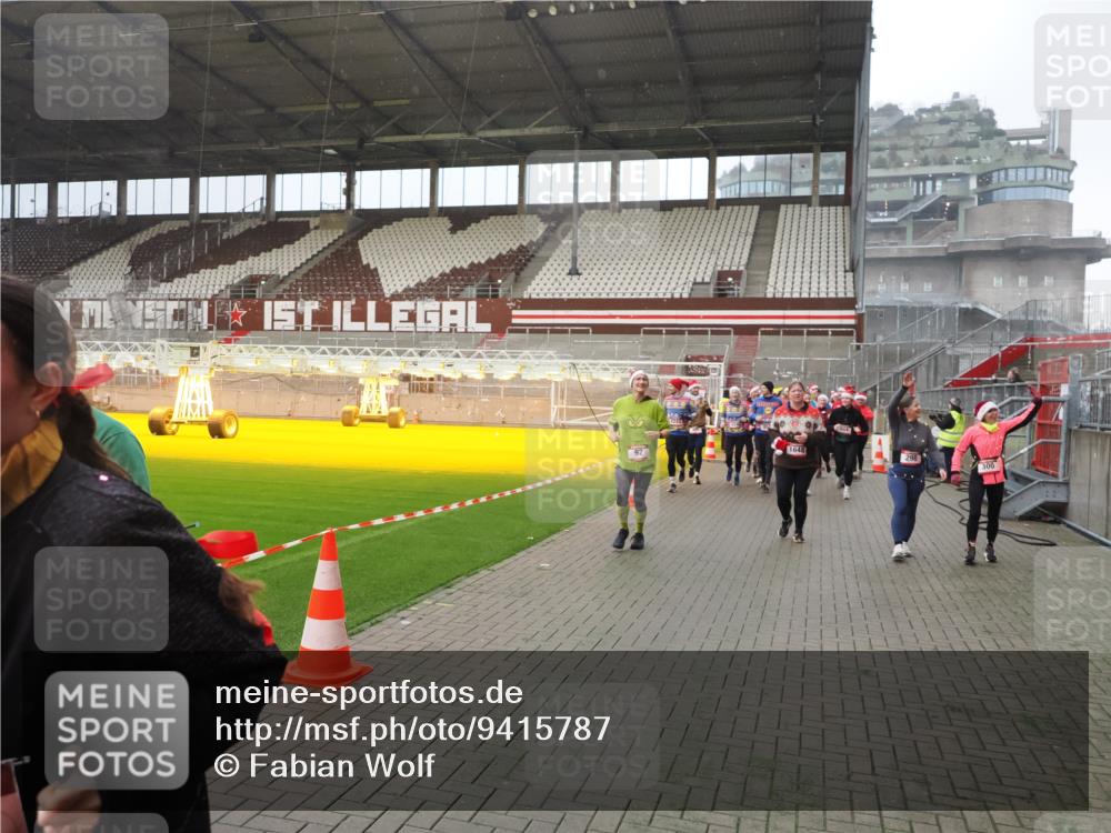 07.12.2025 - St. Pauli X-Mass-Run No. 15 Fabian Wolf http://msf.ph/oto/9415787 07.12.2025 11:06:03 Ziel 92, 298, 300, 402, 403, 556, 659, 693, 854, 858, 878, 920, 927, 929, 944, 973, 1024, 1025, 1208, 1223, 1229, 1287, 1428, 1429, 1430, 1432, 1608, 1648, 2243, 2245, 3272, 3278, 4579, 4581, 4583, 4585, 4587 meine-sportfotos.de