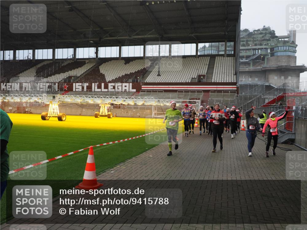 07.12.2025 - St. Pauli X-Mass-Run No. 15 Fabian Wolf http://msf.ph/oto/9415788 07.12.2025 11:06:03 Ziel 92, 298, 300, 402, 403, 556, 659, 693, 854, 858, 878, 920, 927, 929, 944, 973, 1024, 1025, 1208, 1223, 1229, 1287, 1428, 1429, 1430, 1432, 1608, 1648, 2243, 2245, 3272, 3278, 4579, 4581, 4583, 4585, 4587 meine-sportfotos.de