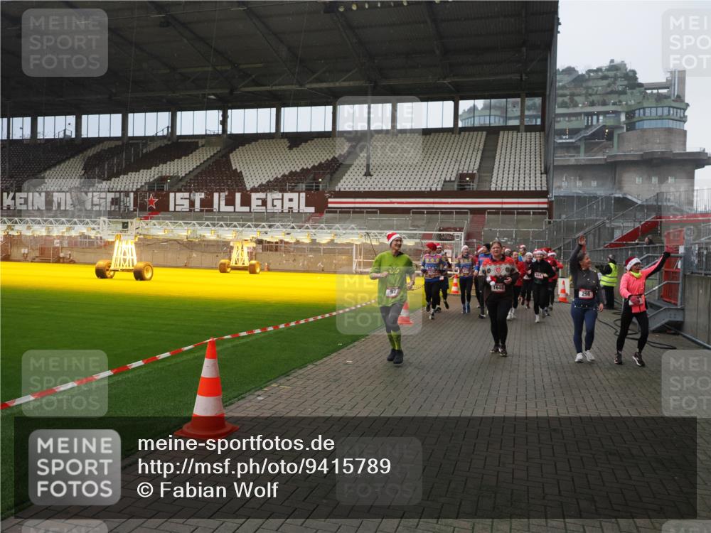 07.12.2025 - St. Pauli X-Mass-Run No. 15 Fabian Wolf http://msf.ph/oto/9415789 07.12.2025 11:06:03 Ziel 92, 298, 300, 402, 403, 556, 659, 693, 854, 858, 878, 920, 927, 929, 944, 973, 1024, 1025, 1208, 1223, 1229, 1287, 1428, 1429, 1430, 1432, 1608, 1648, 2243, 2245, 3272, 3278, 4579, 4581, 4583, 4585, 4587 meine-sportfotos.de