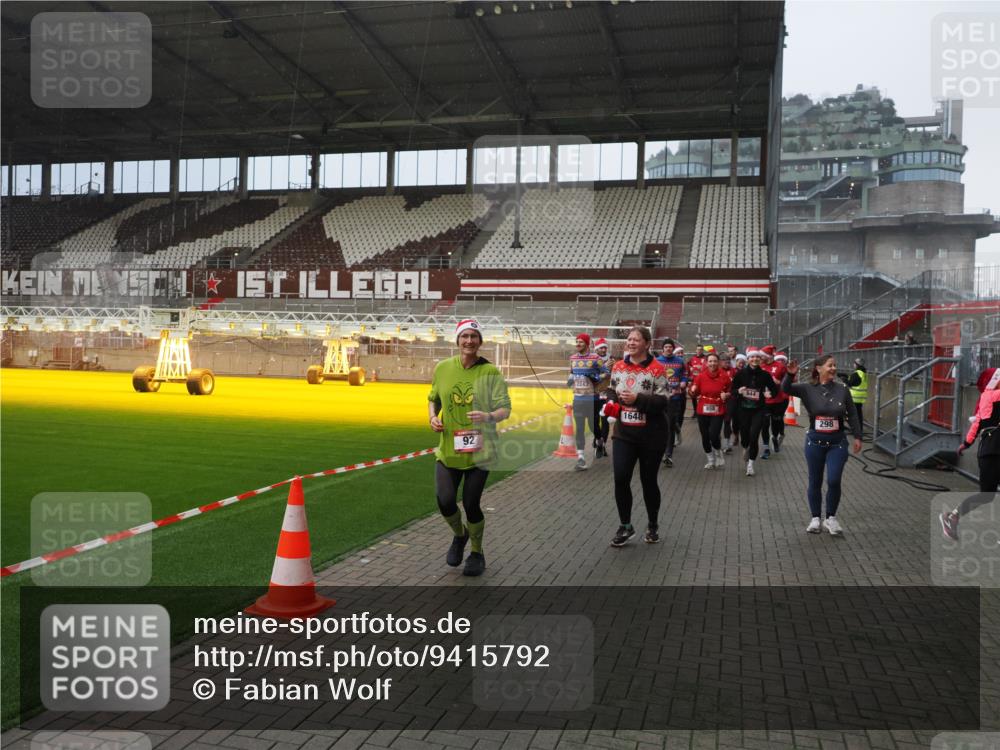 07.12.2025 - St. Pauli X-Mass-Run No. 15 Fabian Wolf http://msf.ph/oto/9415792 07.12.2025 11:06:04 Ziel 92, 298, 300, 402, 403, 556, 659, 693, 854, 858, 878, 920, 927, 929, 944, 1024, 1025, 1208, 1223, 1229, 1287, 1429, 1430, 1608, 1648, 2243, 2245, 3272, 3278, 4579, 4581, 4583, 4585, 4587 meine-sportfotos.de