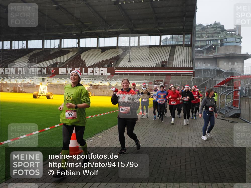 07.12.2025 - St. Pauli X-Mass-Run No. 15 Fabian Wolf http://msf.ph/oto/9415795 07.12.2025 11:06:05 Ziel 92, 298, 300, 402, 403, 556, 659, 693, 854, 858, 878, 920, 944, 1024, 1025, 1223, 1229, 1287, 1429, 1430, 1608, 1648, 2243, 2245, 4579, 4581, 4583, 4585, 4587 meine-sportfotos.de