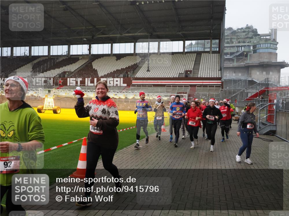 07.12.2025 - St. Pauli X-Mass-Run No. 15 Fabian Wolf http://msf.ph/oto/9415796 07.12.2025 11:06:06 Ziel 92, 298, 300, 402, 403, 556, 659, 693, 854, 858, 878, 920, 944, 1024, 1025, 1223, 1229, 1287, 1429, 1430, 1608, 1648, 2243, 2245, 4579, 4581, 4583, 4585, 4587 meine-sportfotos.de