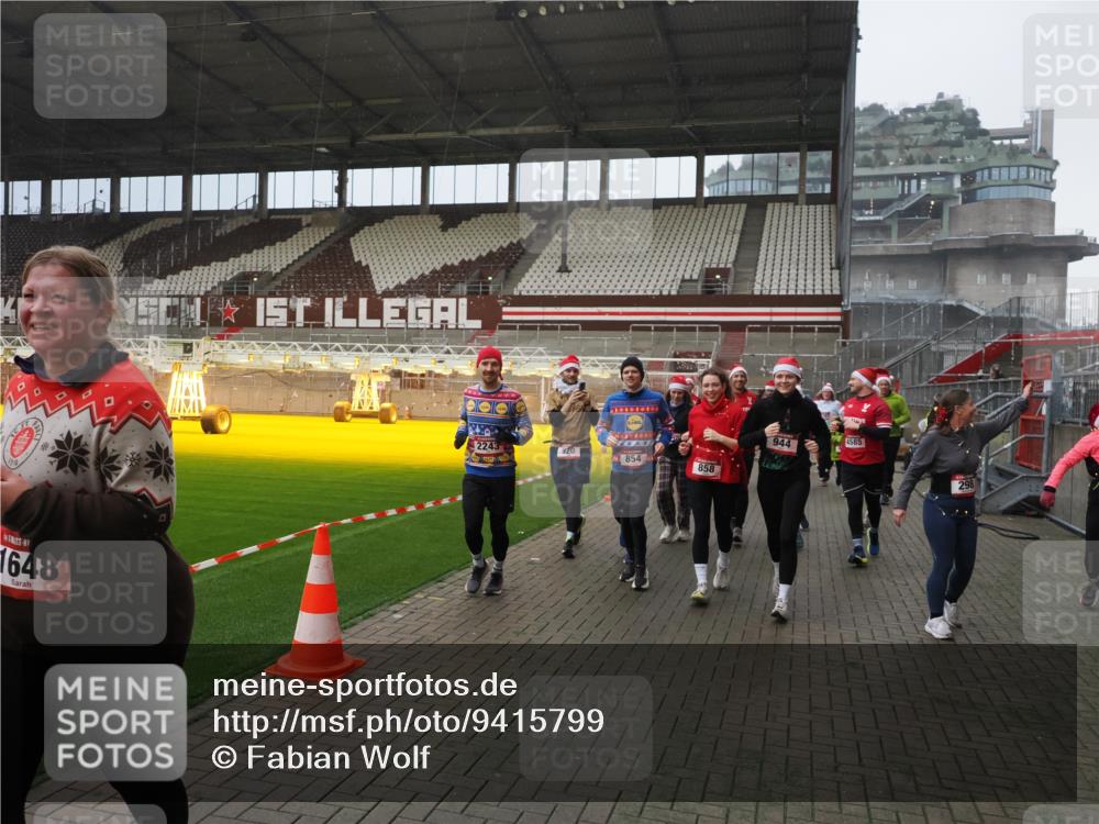 07.12.2025 - St. Pauli X-Mass-Run No. 15 Fabian Wolf http://msf.ph/oto/9415799 07.12.2025 11:06:06 Ziel 92, 298, 300, 402, 403, 556, 659, 693, 854, 858, 878, 920, 944, 1024, 1025, 1223, 1229, 1287, 1429, 1430, 1608, 1648, 2243, 2245, 4579, 4581, 4583, 4585, 4587 meine-sportfotos.de