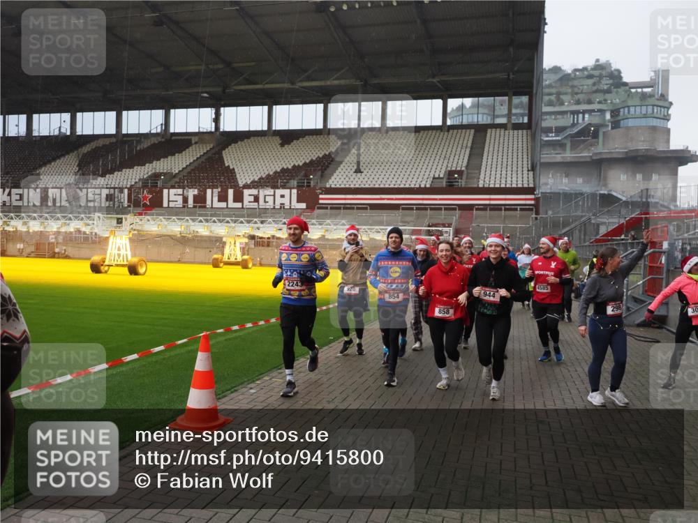 07.12.2025 - St. Pauli X-Mass-Run No. 15 Fabian Wolf http://msf.ph/oto/9415800 07.12.2025 11:06:07 Ziel 92, 298, 300, 402, 403, 556, 659, 693, 854, 858, 878, 920, 944, 1024, 1025, 1223, 1229, 1287, 1429, 1430, 1608, 1648, 2243, 2245, 4579, 4581, 4583, 4585, 4587 meine-sportfotos.de