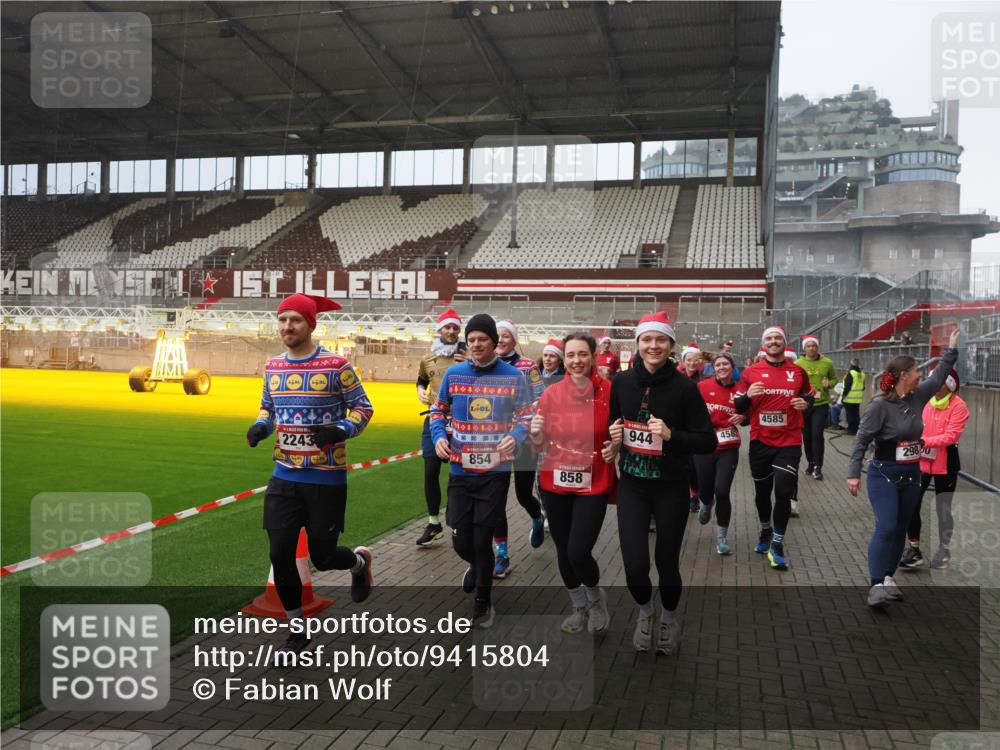 07.12.2025 - St. Pauli X-Mass-Run No. 15 Fabian Wolf http://msf.ph/oto/9415804 07.12.2025 11:06:07 Ziel 92, 298, 300, 402, 403, 556, 659, 693, 854, 858, 878, 920, 944, 1024, 1025, 1223, 1229, 1287, 1429, 1430, 1608, 1648, 2243, 2245, 4579, 4581, 4583, 4585, 4587 meine-sportfotos.de