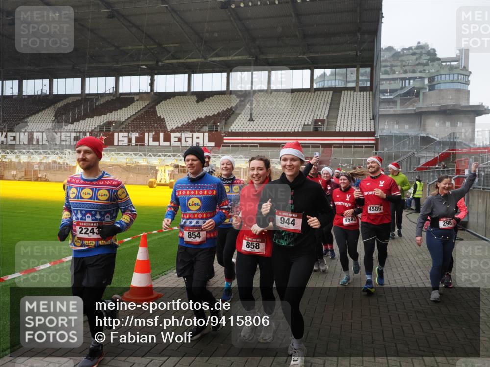 07.12.2025 - St. Pauli X-Mass-Run No. 15 Fabian Wolf http://msf.ph/oto/9415806 07.12.2025 11:06:08 Ziel 92, 204, 298, 300, 402, 403, 414, 556, 659, 693, 854, 858, 878, 920, 944, 1024, 1025, 1223, 1229, 1287, 1429, 1430, 1608, 1648, 2243, 2245, 4579, 4581, 4583, 4585, 4587 meine-sportfotos.de
