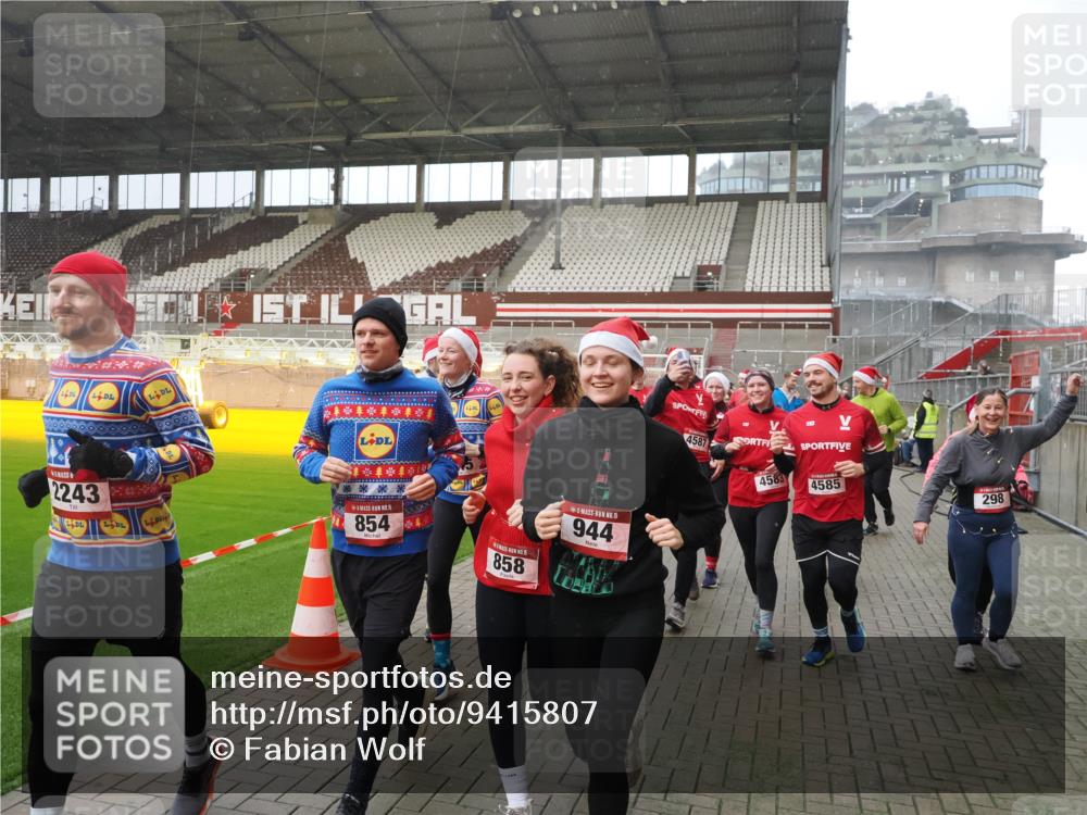 07.12.2025 - St. Pauli X-Mass-Run No. 15 Fabian Wolf http://msf.ph/oto/9415807 07.12.2025 11:06:08 Ziel 92, 204, 298, 300, 402, 403, 414, 556, 659, 693, 854, 858, 878, 920, 944, 1024, 1025, 1223, 1229, 1287, 1429, 1430, 1608, 1648, 2243, 2245, 4579, 4581, 4583, 4585, 4587 meine-sportfotos.de