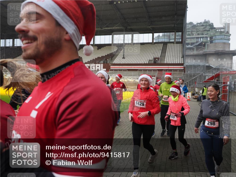 07.12.2025 - St. Pauli X-Mass-Run No. 15 Fabian Wolf http://msf.ph/oto/9415817 07.12.2025 11:06:10 Ziel 92, 204, 298, 300, 402, 403, 414, 556, 659, 693, 854, 858, 878, 920, 944, 1024, 1025, 1223, 1229, 1287, 1429, 1430, 1648, 2243, 2245, 4579, 4581, 4583, 4585, 4587 meine-sportfotos.de